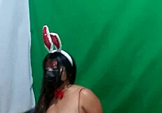 La madrastra pervertida modela muy sexy para su hijastro y se lo folla sin remordimiento