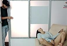 descubro a mi madrastra masturbándose y recibo un creampie throat