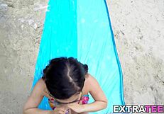 Mina Moon Asia dengan Kacamata di Luar