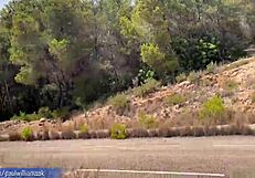 Je n'arrive pas à croire qu'on a baisé dans la rue jusqu'à se faire choper en couple fitness chaud