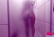 Hej, koukej na Nayaru, sexy blondýnu, jak si dává horkou sprchu!