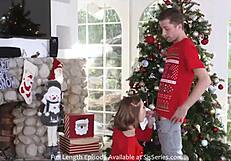 hot stepsister gives handjob right in front of stepmom and stepdad 😏