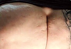 Татуированная толстая латиночка BBW с натуральными сиськами дрочит игрушками