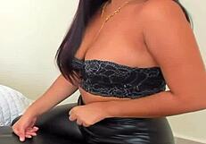 i can't stop wearing these shiny leggings, they hug my legs perfectly and make me feel amazing