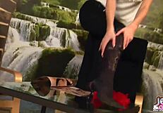 Amateur video reveals a 18 year old girl wearing skinny jeans and astonishing figure