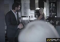 ¡Oh, padrastros invitan rubia pequeña 18+ a cama? ¡Emoción tabú!