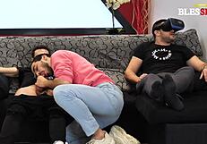 أصدقاء يستمتعون وقت رائع في المنزل