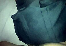 Tak tahan, aku ramas kawan Latina aku