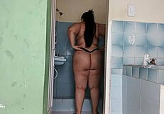 أستمتع بحمام ساخن بينما يتجسس أخي غير الشقيق من الباب؟