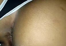 Grabando a mi prima mientras se toca en su dulce rincón privado.