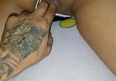 Grabando a mi prima mientras se toca en su dulce rincón privado.