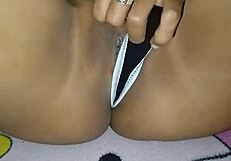 Grabando a mi prima mientras se toca en su dulce rincón privado.