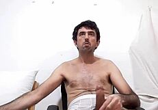 Büyük 25 cm sikini fışkırtarak soyunma gösterisi yapıyor