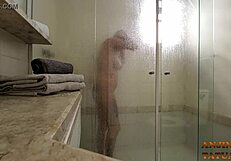 fui flagrada me preparando para o banho com minha amiga latina antes de sair