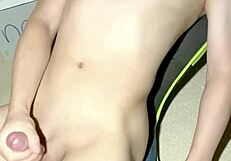 エロ動画見ながらオナニーするパイパン男の子