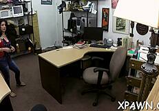 Amateurs juicy pussy gets pawned