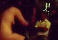 10 orang nakal meraba-raba dalam aksi kelompok liar