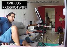 Kriss hotwife semi nua frente tecnico computador