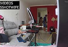 Kriss hotwife semi nua frente tecnico computador