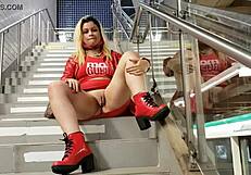 Essa Loira É Muito Safada, Adora Provocar Pussy Em Público