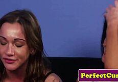 أنا متحمسة جداً لرؤية هذه الشقراء العارية ترقص في المطبخ!