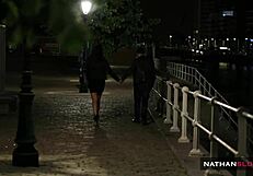 ¿Por qué Cassie y su amiga rubia eligieron a este tipo cachondo para diversión en el bus?