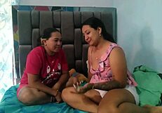 ميشيل وأنا نختبر النرد الإيروتيكي للعب اللسبي الفموي الجزء 1