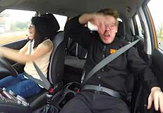 假开车 苗条红发小妖精户外猛干