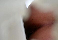 오 세상에, 화장실 엿보기 할 때마다 심장이 쿵쾅거려!