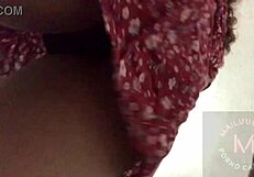 Bajo la falda de mi vecinita latina casera