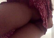 Bajo la falda de mi vecinita latina casera