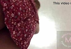 Bajo la falda de mi vecinita latina casera