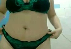 NOVINHA VAGABUNDA SE EXIBINDO NO BANHEIRO PARTE 1