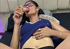 milf cachonda finds toy to satisfy herself