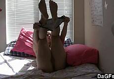 Kuuma brunette kaunotar riisuu ja runkkaa kuin hullu, wow!