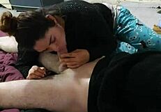 Hey guys, suapkan kontol kepada Sasy dan lepaskan cum dalam mulut dia, nak tengok?