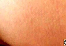 Chica desnuda lucha por polla en trío POV grupal