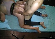 tengo sexo con hermosa chica en cuatro, hilo amarillo en colchon piso