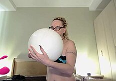 Curvy Alternative Babe Blows to Pop White Balloon for Looners