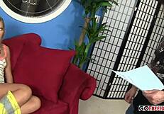 mlada 18+ blondinka najstnica 18+ dobi lizane joške in daje pičko pred tem, ko se upogne in dobi jebano trdo