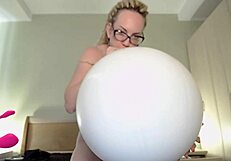 Curvy Alternative Babe Blows to Pop White Balloon for Looners