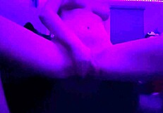 欲求不満の若い18歳以上痴女がアナルを指でほぐしてチンポを待つ