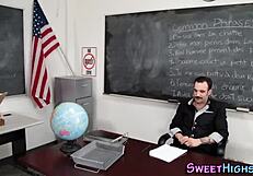 Heiße 18+ Teen in Uniform kriegt Facial