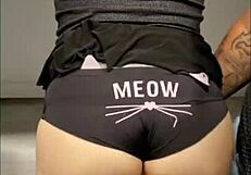 Manosean el culo y lo llenan de aceite