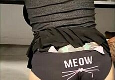 Manosean el culo y lo llenan de aceite