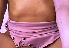 La hijastra atrae con su aura misteriosa al apartamento