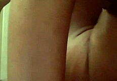 Canlı duş seks, akıcı su altında buharlı vuruşla yoğun aksiyon için