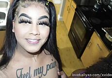 كالي كزوس تستمتع بثلاثية ليزبيان سوداء مع ألعاب