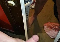 detailed process of rubbing one off to cumshot