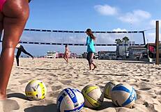 Wow ! Grosse croupe africaine de joueuse de volley secoue ça !